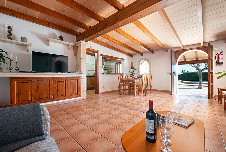 Wohnzimmer mit Fernseher und Couch