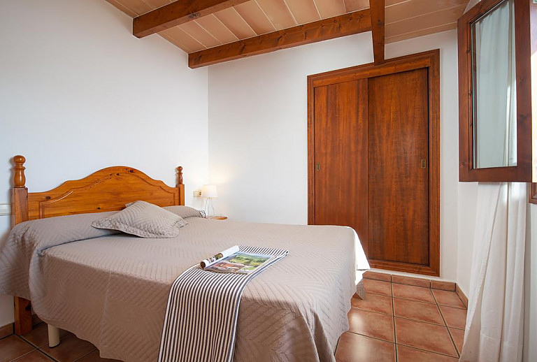 Schlafzimmer mit Doppelbett und Wandschrank