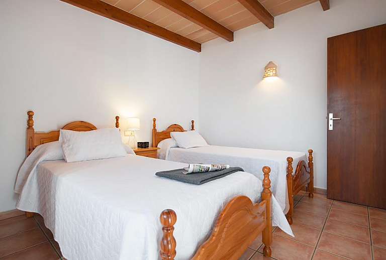 Schlafzimmer mit Einzelbetten und Lampen