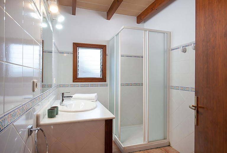 Badezimmer mit Dusche und Spiegel