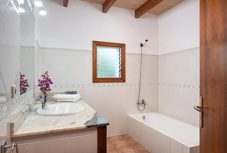 Bad mit Wanne und Fenster