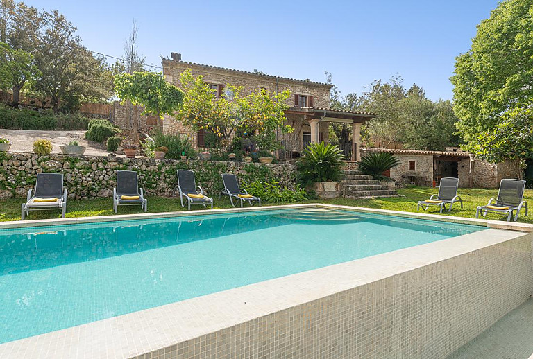 Garten mit Rasen und Pool