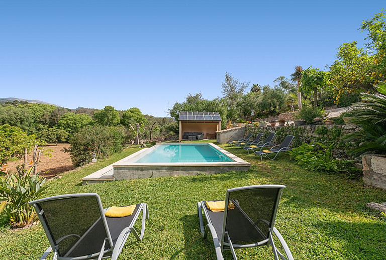 Sonnenliegen am Pool im Garten