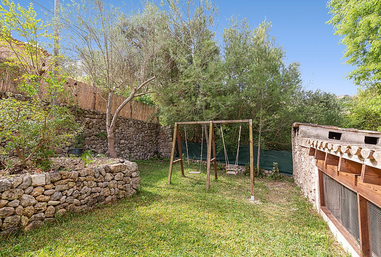 Garten mit Rasen und Schaukeln