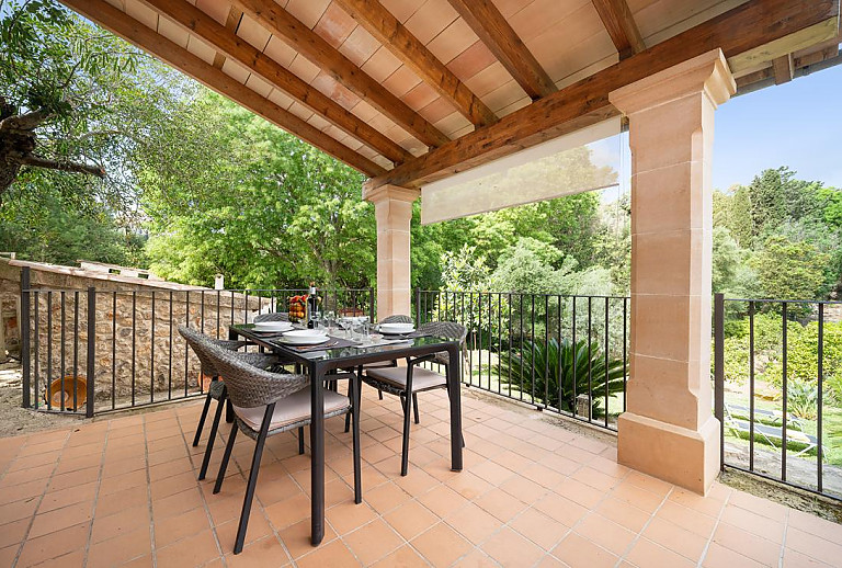 Esstisch auf der Terrasse