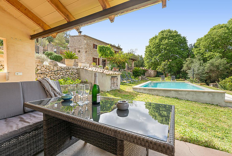 Terrasse mit Poolblick und Esstisch