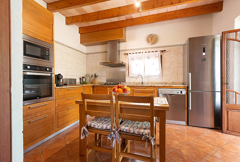 Küche mit Spülmaschine und Esstisch