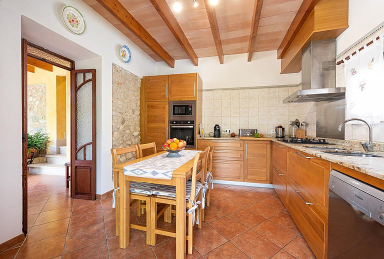 Esstisch und Ofen in der Küche