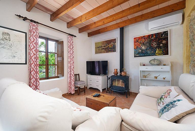 Wohnzimmer mit Fernseher und Couch