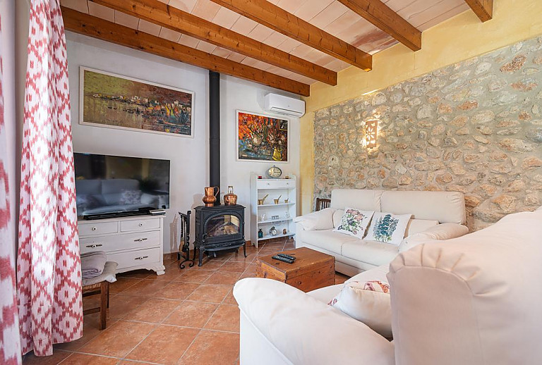 Fernseher und Ofen im Wohnzimmer