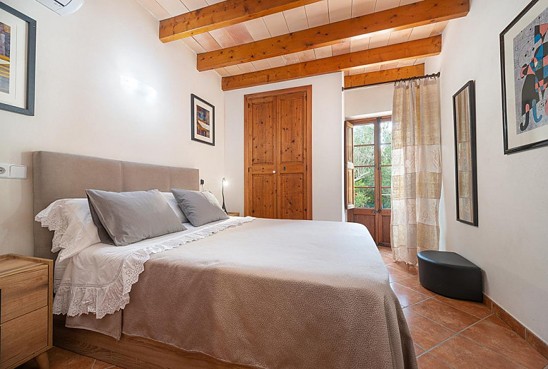 Schlafzimmer mit Doppelbett und Wandschrank