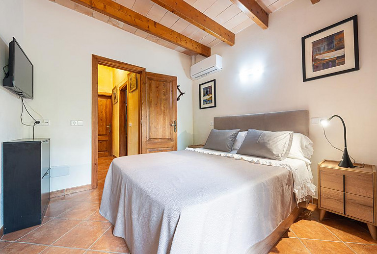 Schlafzimmer mit Doppelbett und Nachttisch