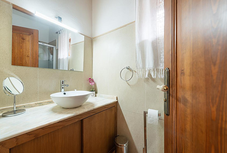 Badezimmer mit Waschbecken und Spiegel