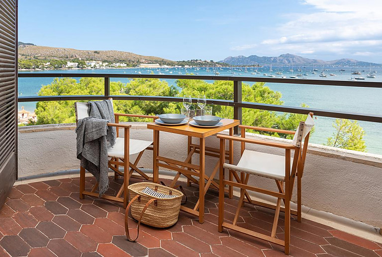 Balkon mit Esstisch und Meerblick