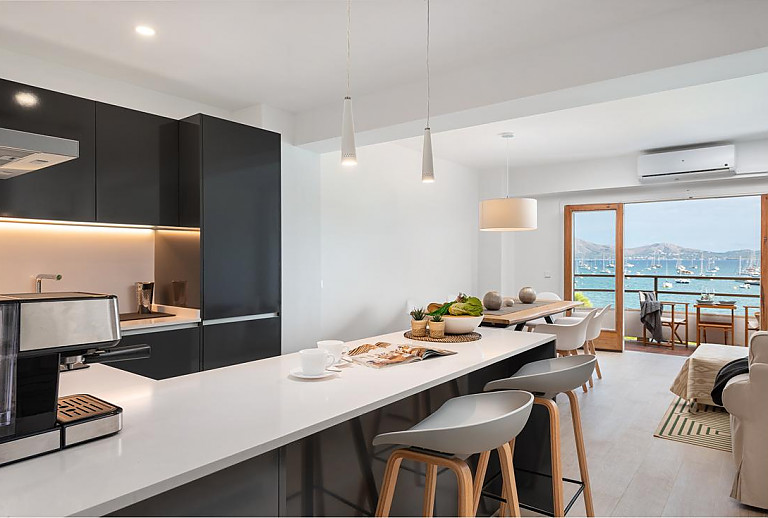 Küche mit Kaffeemaschine und Essbereich