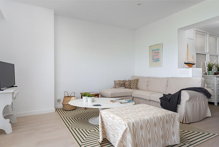 Wohnzimmer mit Couch und Fernseher