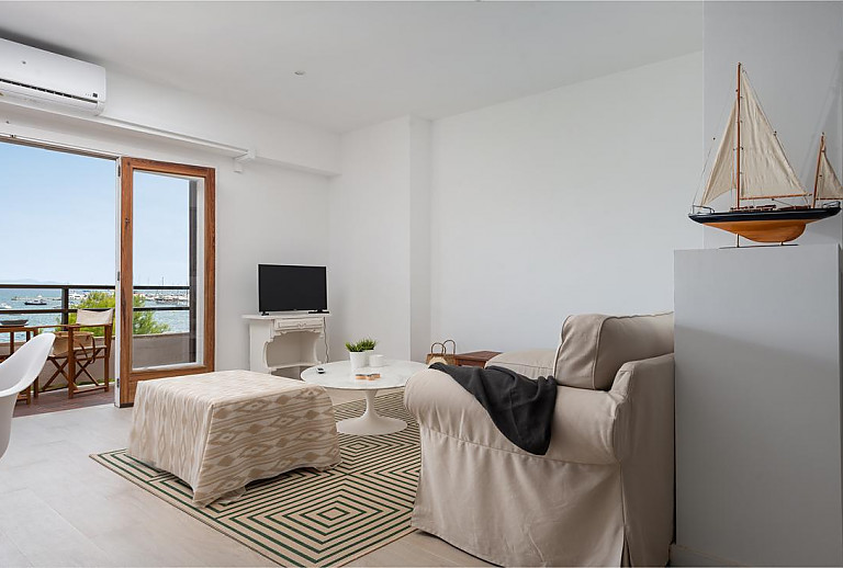 Fernseher und Sofa im Wohnzimmer