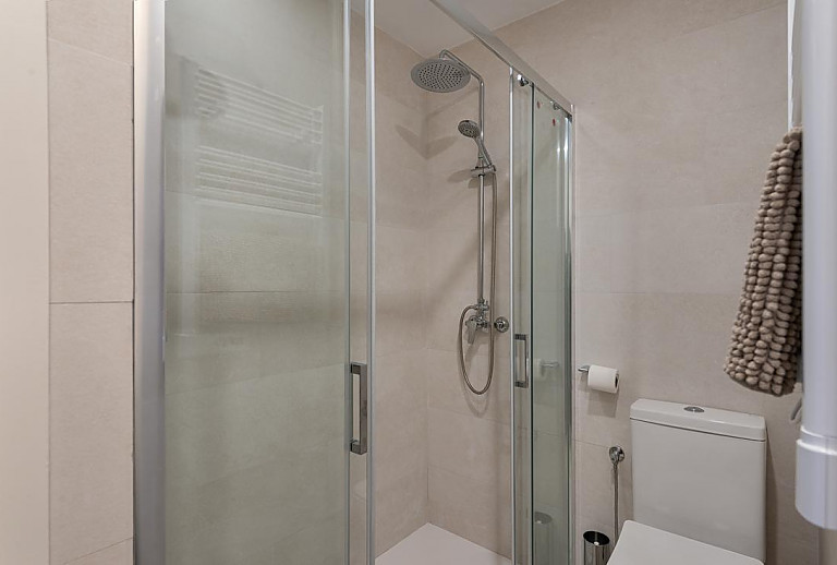 Bad mit Dusche und WC