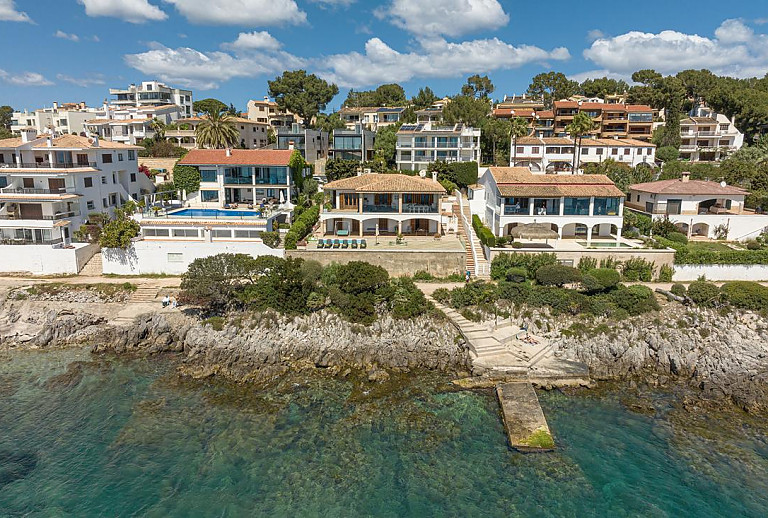 Pool und Meer vor dem Ferienhaus