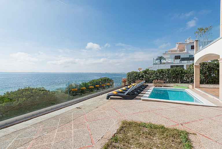 Terrasse mit Pool und Sonnenliegen