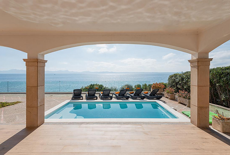 Terrasse mit Vordach und Poolblick