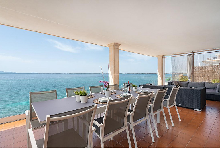 Tisch auf der Terrasse mit Meerblick