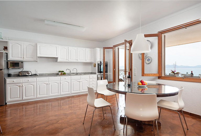 Küche mit Esstisch und Stühlen