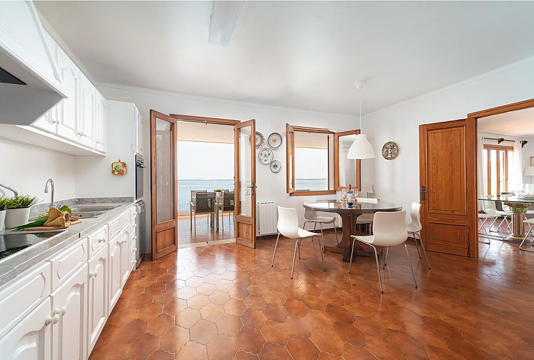 Küche mit Zugang zur Terrasse