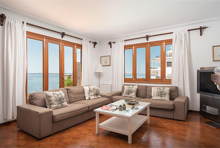 Wohnzimmer mit Heizung und Esstisch