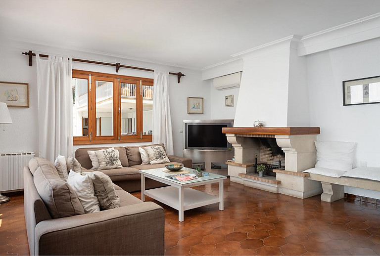 Wohnzimmer mit Fernseher und Sofa