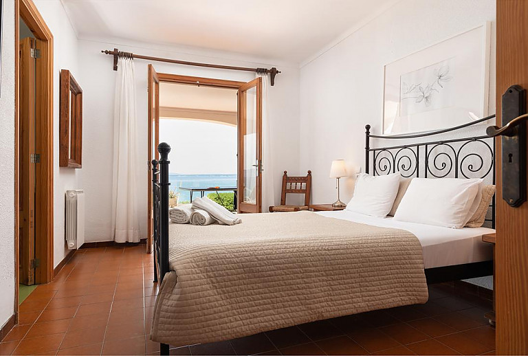 Schlafzimmer mit Doppelbett und Balkon