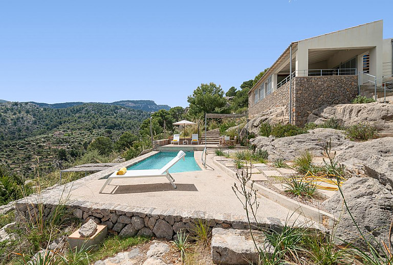 Natursteinfinca mit Pool in wilder Natur