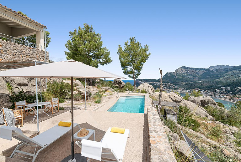 Poolterrasse mit Meerblick