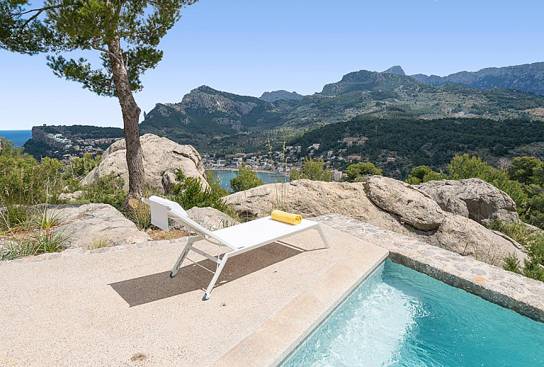 Sonnenliegen am Pool im Garten