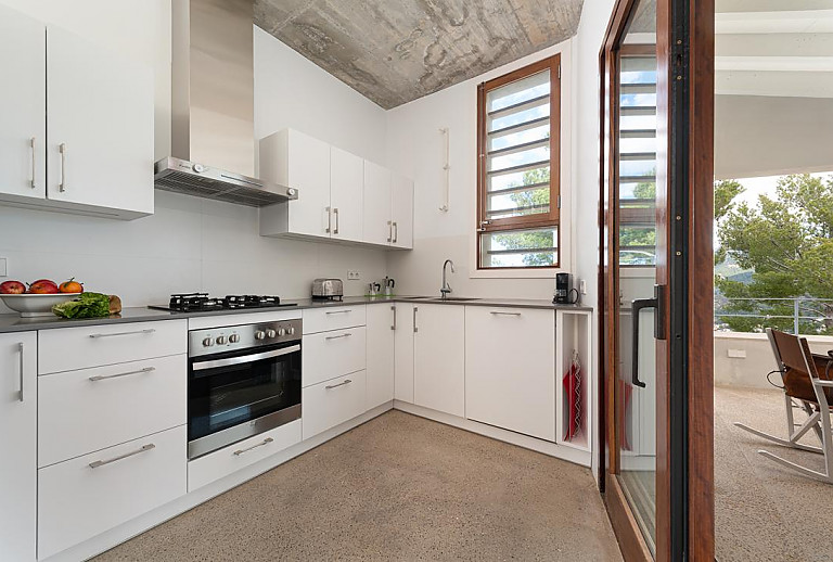 Küche mit Gasherd und Backofen