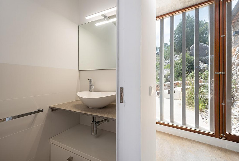 Badezimmer mit Waschbecken und Spiegel