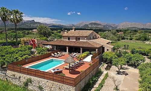 Luftaufnahme des Grundstücks und des Poolbereichs vor der Finca