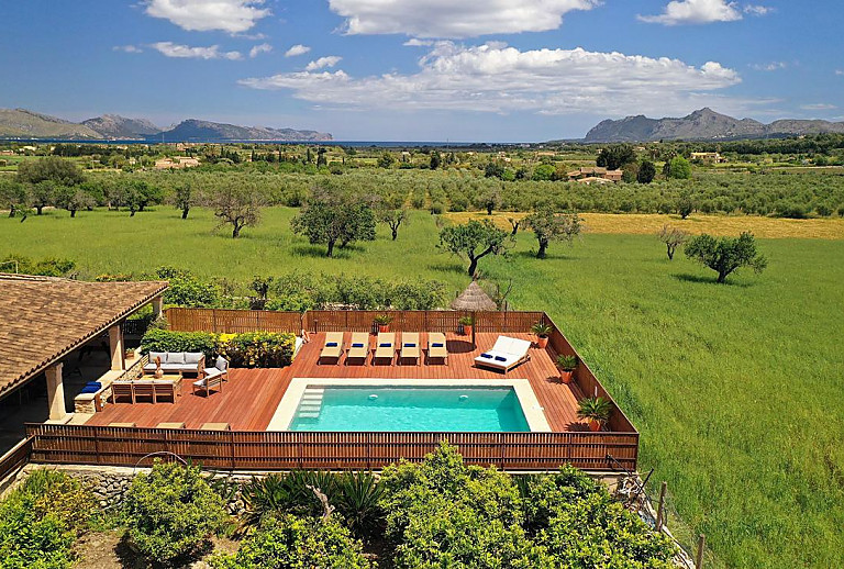 Luftaufnahme des Grundstücks und der Umgebung