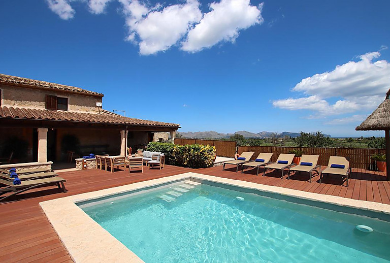 Sitzmöbel auf der Poolterrasse