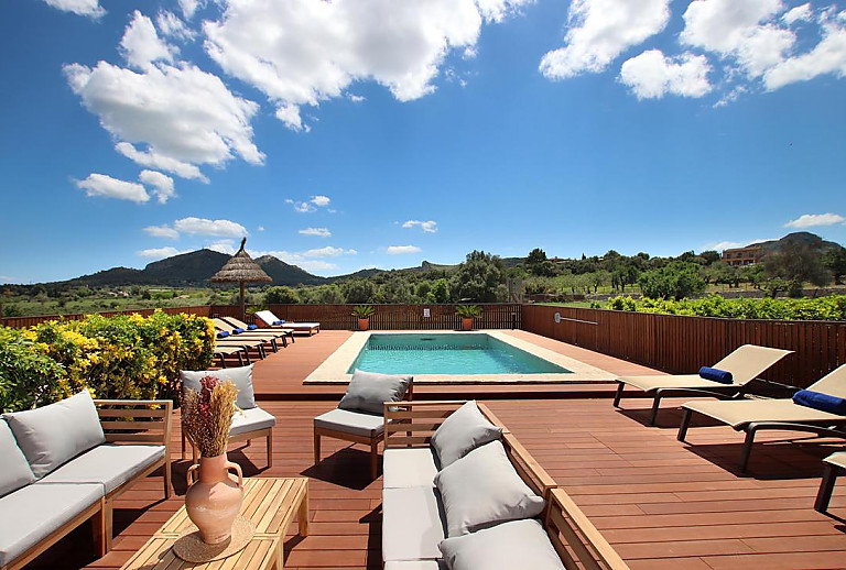 Blick von der Terrasse auf den Pool