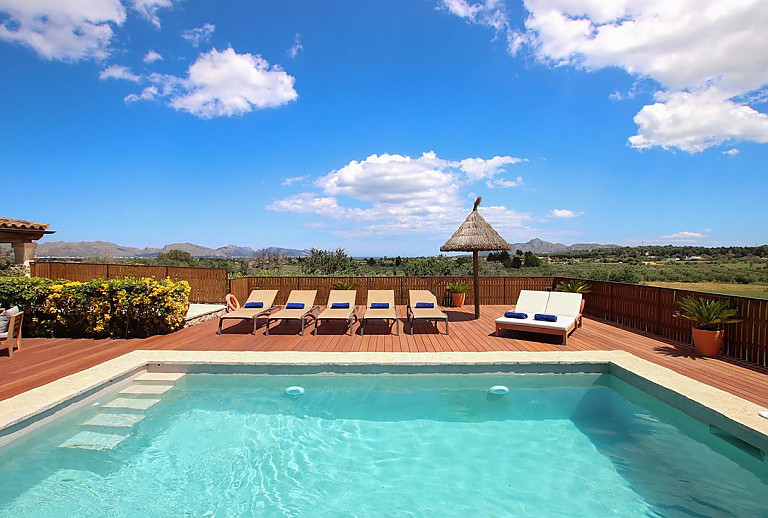 Sonnenliegen am Pool im Garten