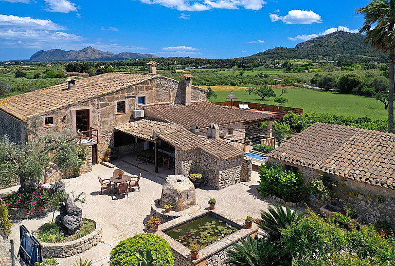 Vorplatz vor der Natursteinfinca