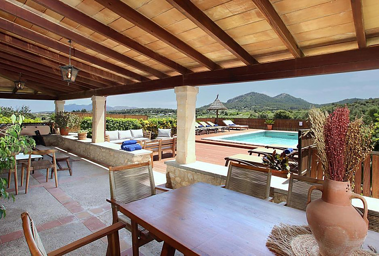 Terrasse mit Vordach und Esstisch