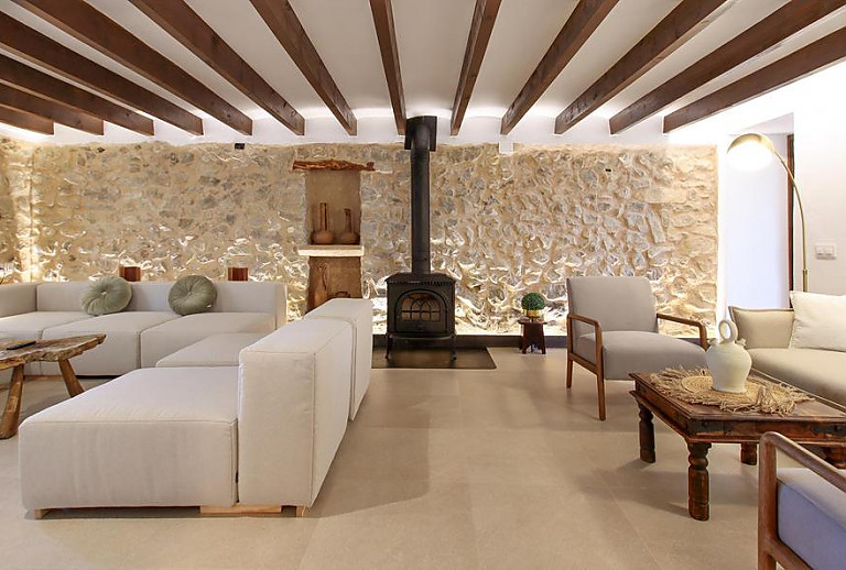 Wohnzimmer mit Ofen und Couch