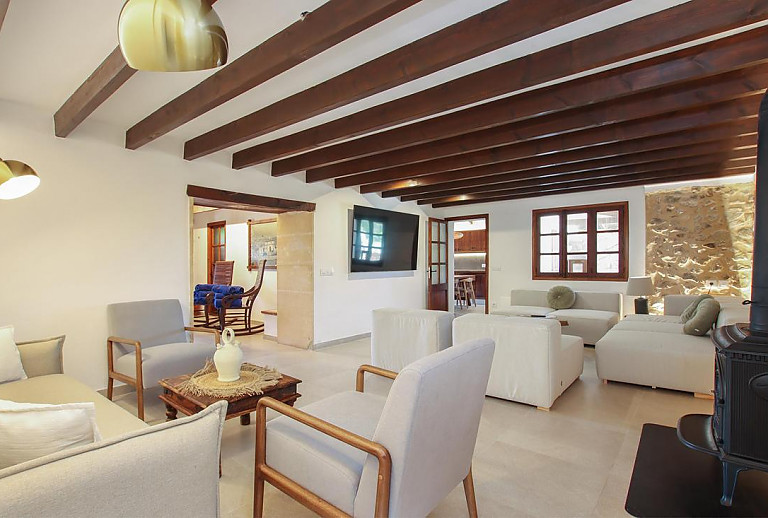 Sessel und Couch im Wohnzimmer