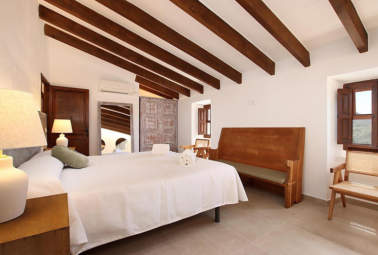 Schlafzimmer mit Doppelbett und Kleiderschrank