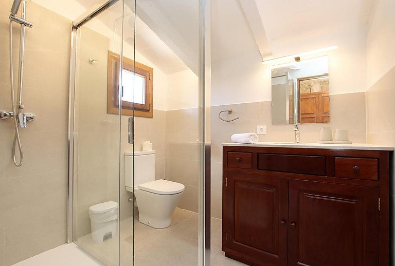 Badezimmer mit Dusche und WC