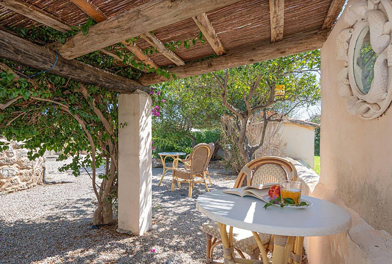 Terrasse mit Vordach und Sitzmöbeln