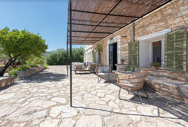 Terrasse mit Vordach und Sitzecke