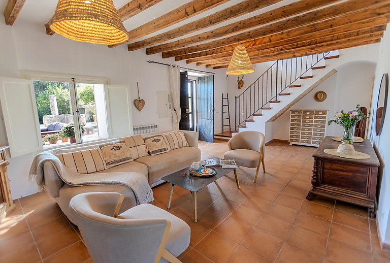 Wohnzimmer mit Treppenaufgang ins Obergeschoss